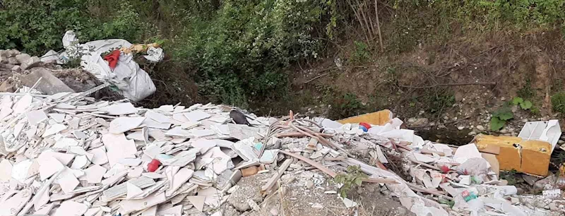 Dere yatağını çöplüğe çevirdiler
