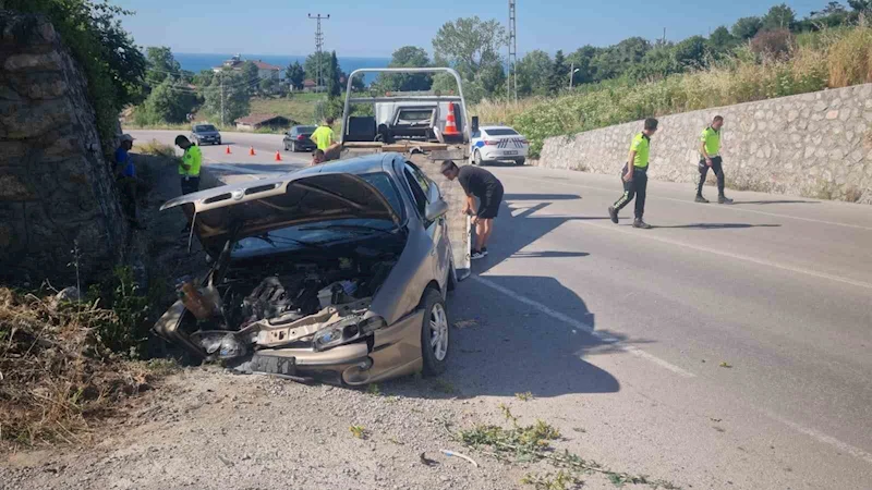 Sinop’ta otomobil duvara çarptı: 1’i bebek 3 yaralı
