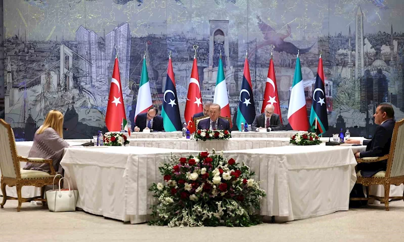 Cumhurbaşkanı Recep Tayyip Erdoğan, İtalya Başbakanı Meloni ve Libya Başbakanı Dibeybe’yi Dolmabahçe Çalışma Ofisi’nde kabul ediyor. Dolmabahçe’deki Türkiye-İtalya ve Libya zirvesi sürüyor.
