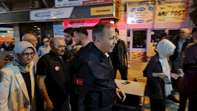 İçişleri Bakanı Ali Yerlikaya 6.1’lik depremin yaşandığı Sındırgıda açıklamalarda bulundu
