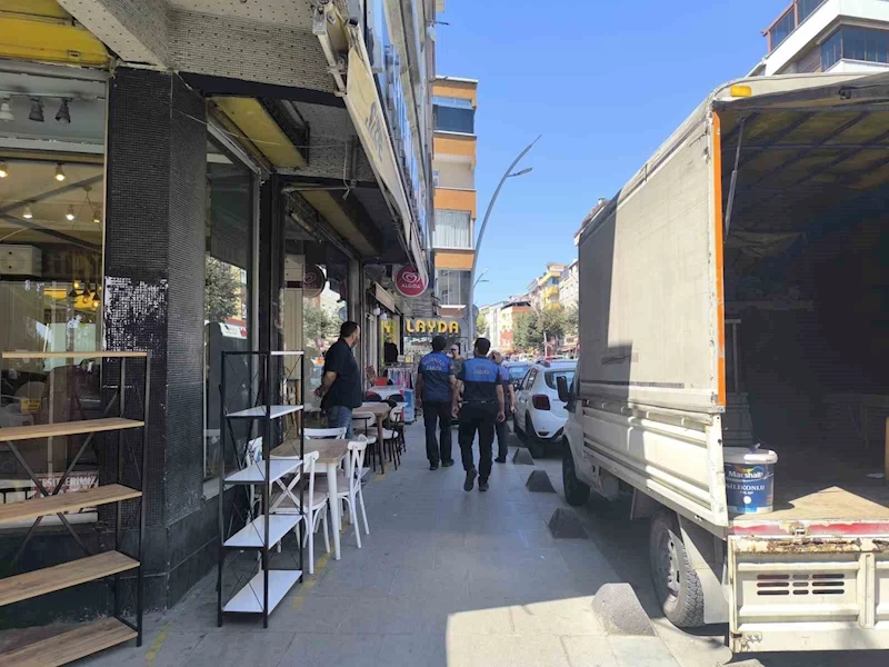 Sultangazi’de zabıtalardan kaldırım işgaline geçit yok
