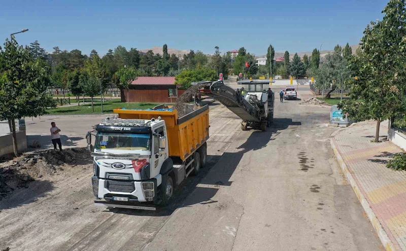 Van Büyükşehir Belediyesi Suvaroğlu Caddesi’nde çalışmalara başladı
