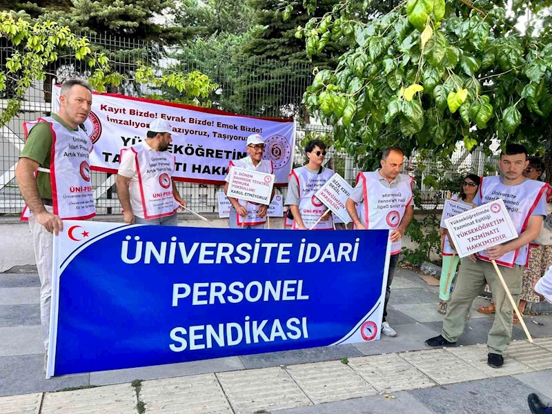 Üniversite idari personeli eylem yaptı
