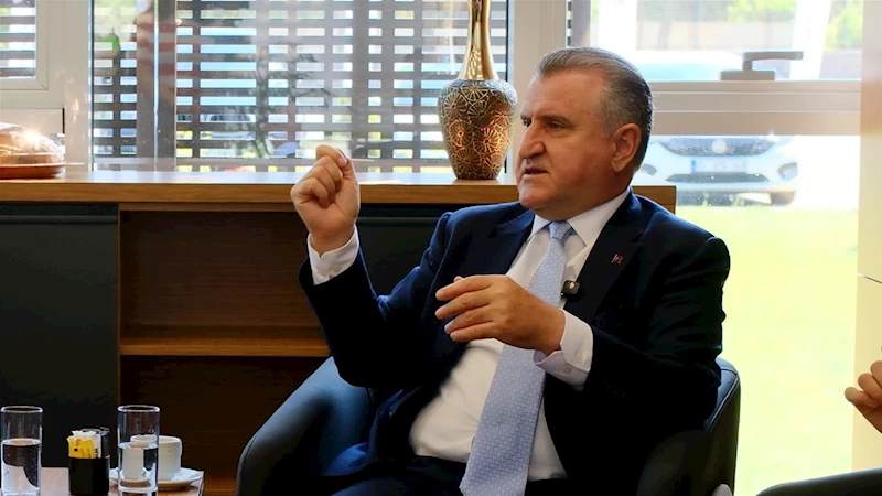 Bakan Bak ‘Bizim Kort’a konuk oldu
