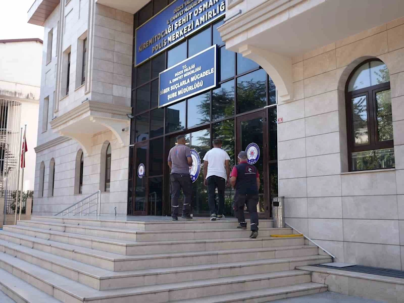Temizlik personelleri buldukları cüzdanları polise teslim etti
