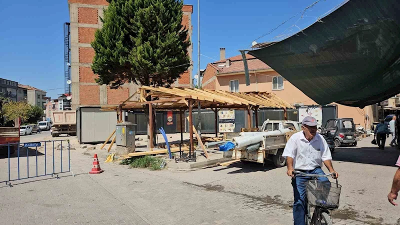 Sındırgı’da depremzede esnaflar için konteyner çarşı kuruluyor
