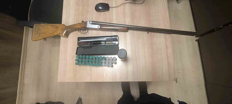 Esenyurt’ta balkona iç çamaşırı ile çıkınca komşuları uyardı: ‘Mahalle erkek görsün’ diyerek tüfekle etrafa tehditler savurdu
