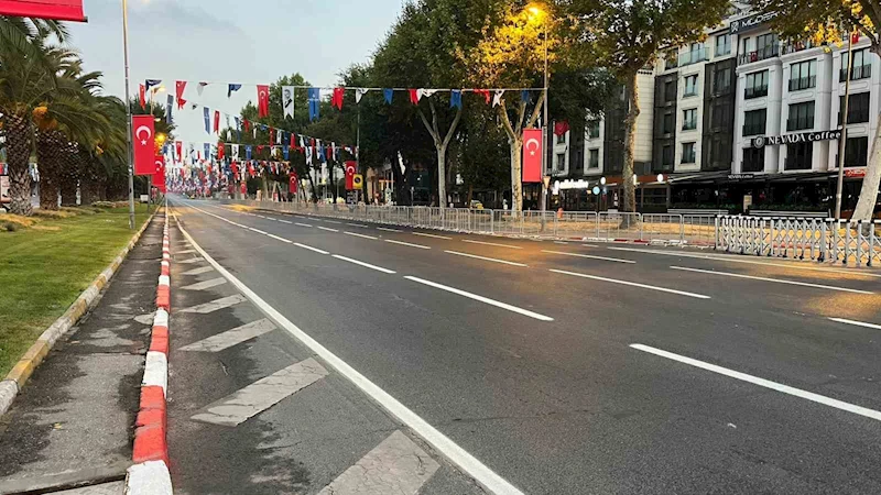 İstanbul’da 30 Ağustos Zafer Bayramı kutlamaları nedeniyle Vatan Caddesi trafiğe kapatıldı

