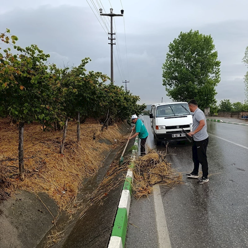 Yağmur suyu kanalları temizleniyor
