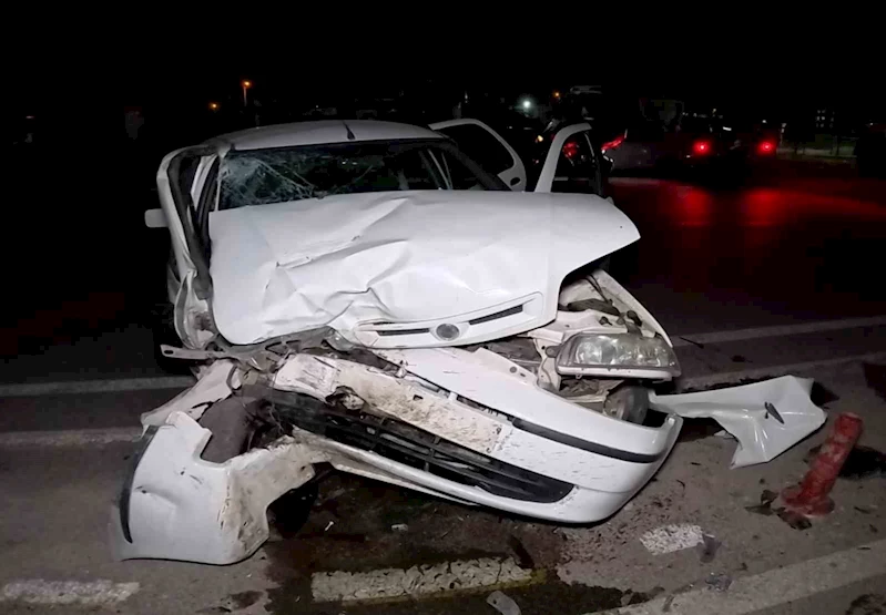 Tıra arkadan otomobil hurdaya döndü: 2 yaralı
