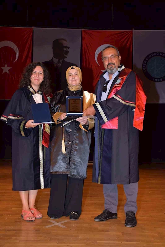 50 yaşındaki 5 çocuklu anne, üniversitede bölüm birincisi oldu

