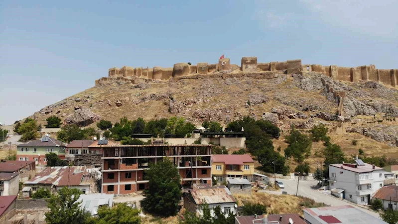 Tarihi Bayburt Kalesi’nin önünde yükselen binaya sert tepki: 