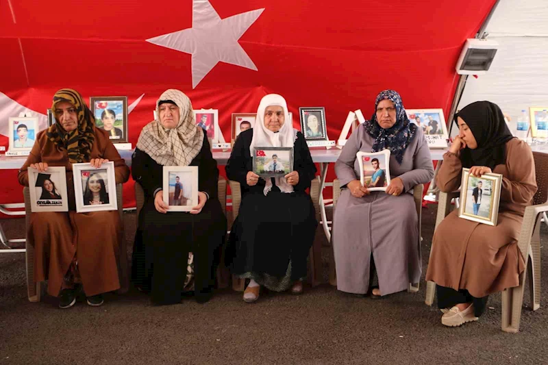 Diyarbakır anneleri müjdeli bir haber almak için çadırdan ayrılmıyor

