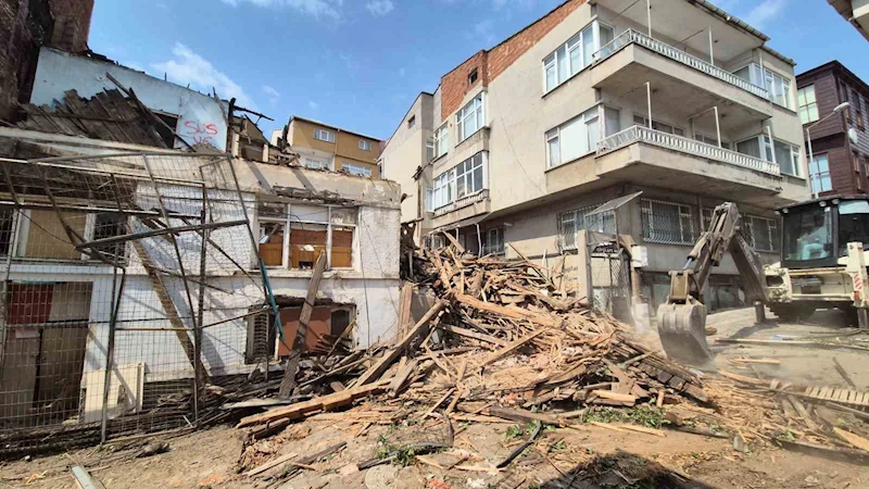 Çökme tehlikesi bulunan metruk bina yıkılıyor
