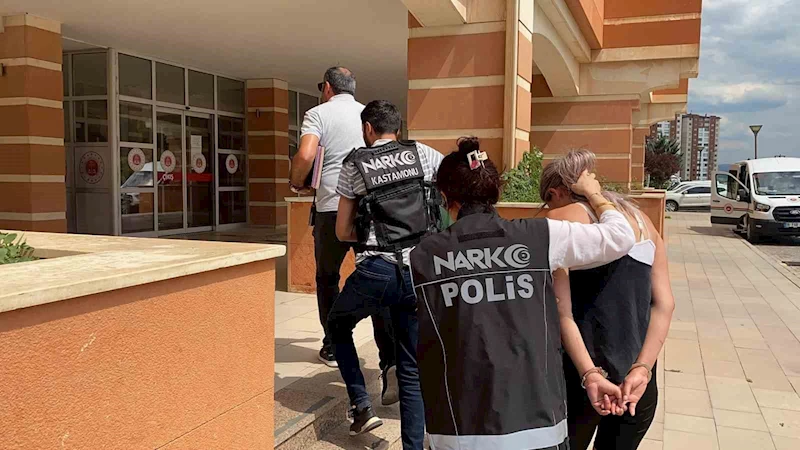 Trafik ekibinin durdurduğu motosikletteki şahısların üzerinden uyuşturucu çıktı: 2 tutuklama
