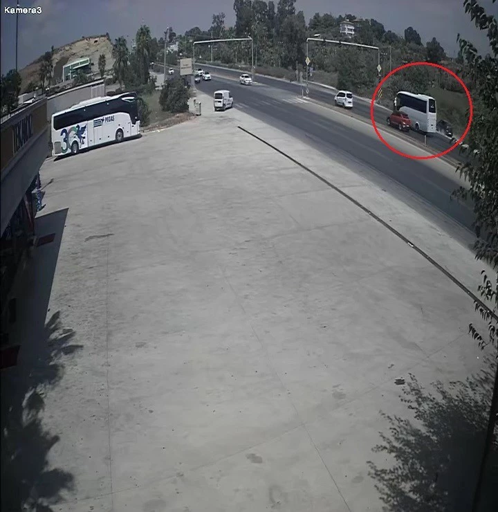 Kırmızı ışıkta duran araçlara çarpmamak için otomobilini şarampole sürdü

