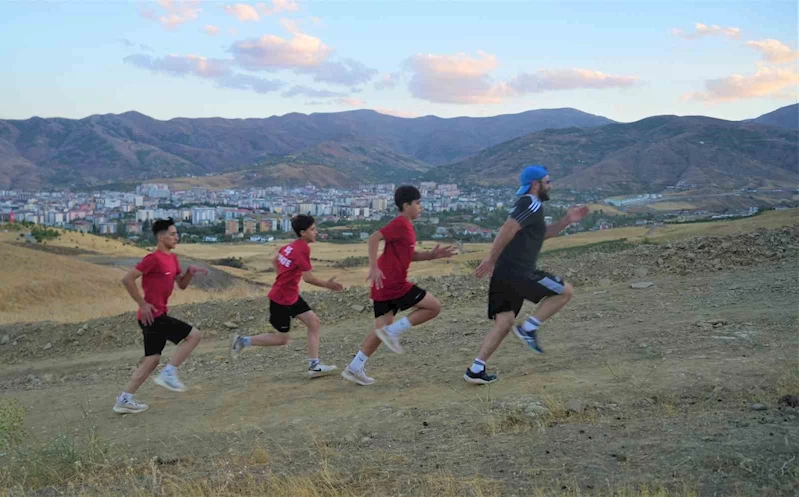 Muş’ta karate sporcuları dağ koşusuyla kondisyon artırıyor
