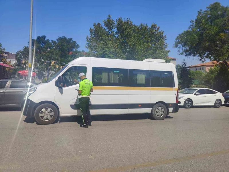 Manisa’da 2 okul servis aracı trafikten men edildi
