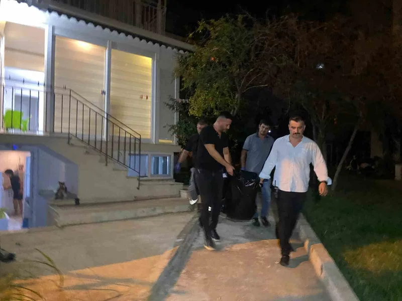 Eski karısını eşarbıyla ve yastıkla boğup polise teslim oldu
