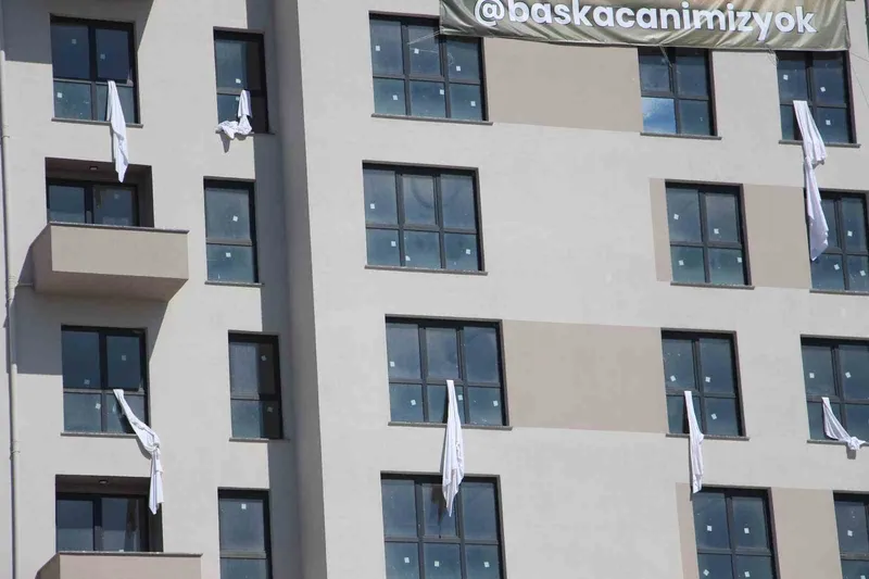 Kartalkaya faciasının sembolü çarşafları binanın penceresinden sarkıttı
