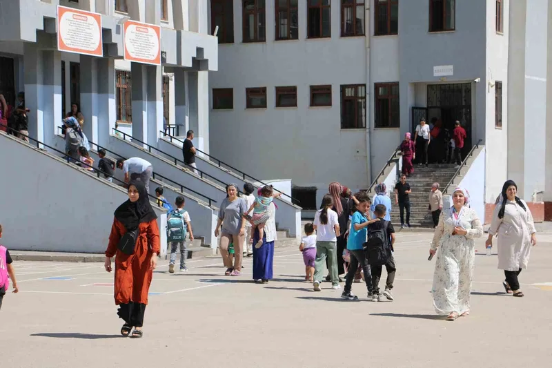 Okulun ağır hasarlı olduğu ortaya çıktı, eğitimin başlamasına 2 gün kala öğrenciler başka okula nakledildi
