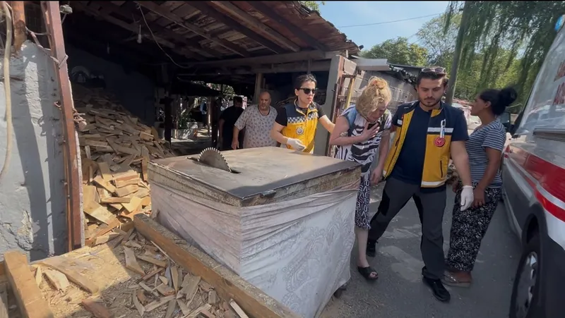 Kışlık yakacak derdine düşen kadının talihsiz anı: Diskten fırlayan tahta parçası yüzünden yaraladı
