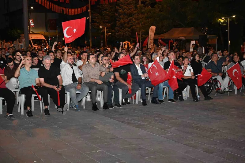 Isparta’da vatandaşlar A Milli Erkek Basketbol Takımı’nın zaferini dev ekrandan izlediler
