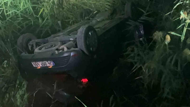 Hızlı tren telaşı kazayla bitti, araç kanala düştü: 2 yaralı
