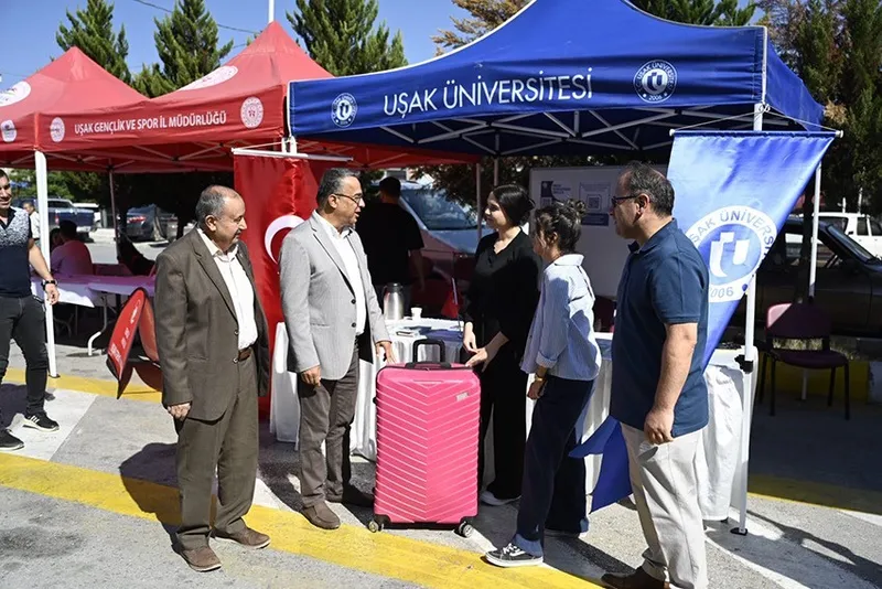 Uşak Üniversitesi yeni kayıt yaptıran öğrencilerini otogarda karşıladı
