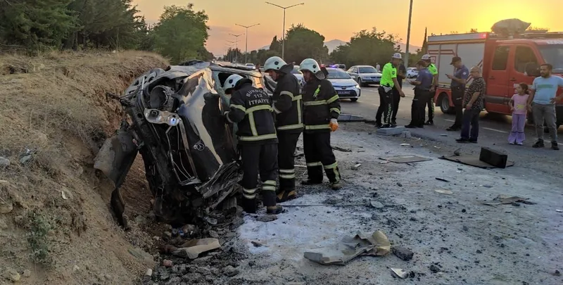 Burdur’da otomobil, otobüs durağına çarptı: 2 yaralı
