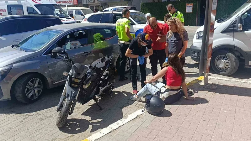 Otomobille çarpışan motosiklet sürücüsü genç kız kafasındaki kask sayesinde kazayı hafif atlattı
