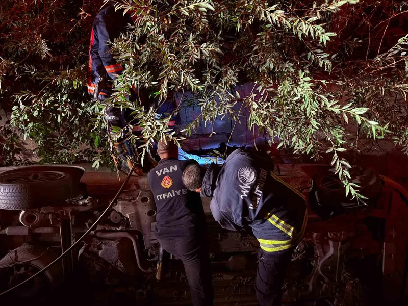 Van’da otomobil su kanalına düştü: 1 yaralı
