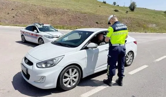 Uyuşturucu madde alarak trafiğe çıktı hem 47 bin lira ceza yedi hem ehliyetinden oldu
