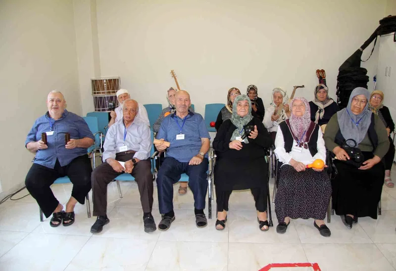 Alzeymir hastaları sosyal hayata katılıyor
