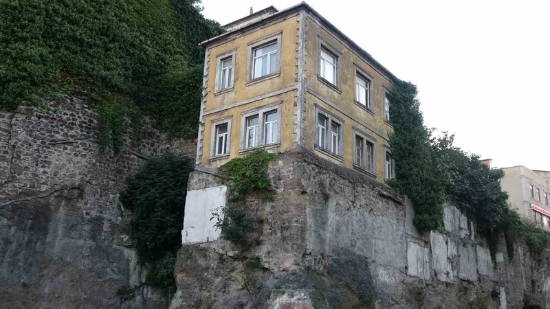 Trabzon’un tarihi surları üzerindeki evler zamana direniyor
