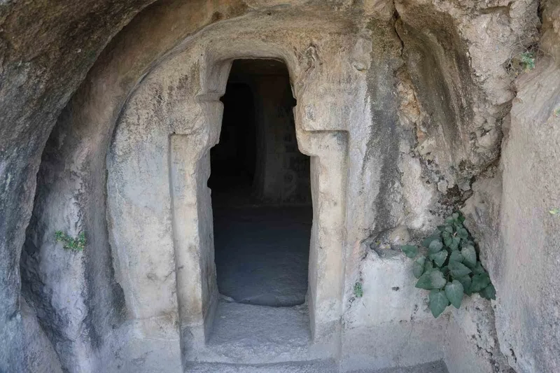 Urartu valilerine ait kaya mezarı, bir ana salon ve 3 yan odasıyla dikkat çekiyor
