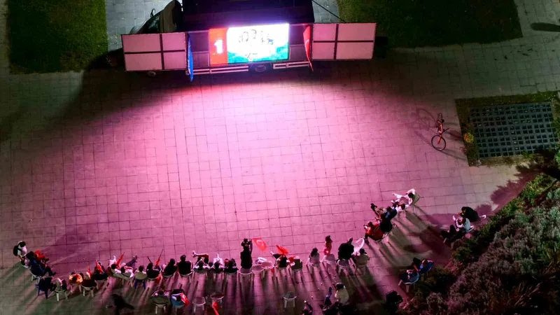 Arnavutköy’de milli heyecan: Yüzlerce kişi dev ekranda Türkiye-Almanya finalini izledi
