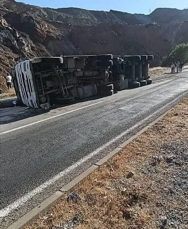 Elazığ’da virajı alamayan tır, devrildi
