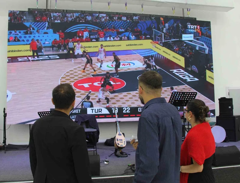 Davetliler düğünde hem eğlendi hem milli maç heyecanı yaşadı
