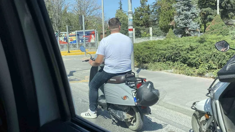 Kafasına takmadığı kaskla motosikletin plakasını kapattı
