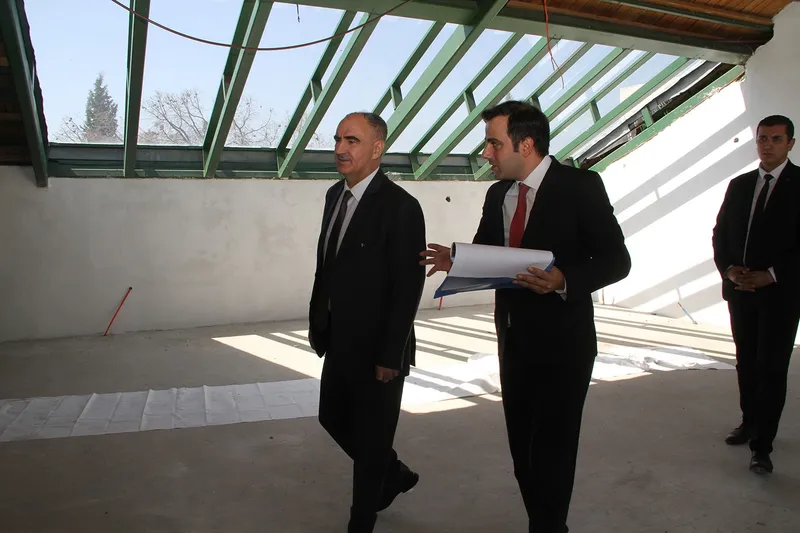 Vali Özkan Kula’da tarihi Zafer Okulu’nu gezdi
