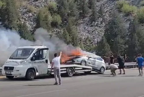 Çekici üzerindeki otomobil alev alev yandı
