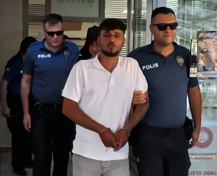 Tutuklanınca gazeteciye öpücük atıp, 