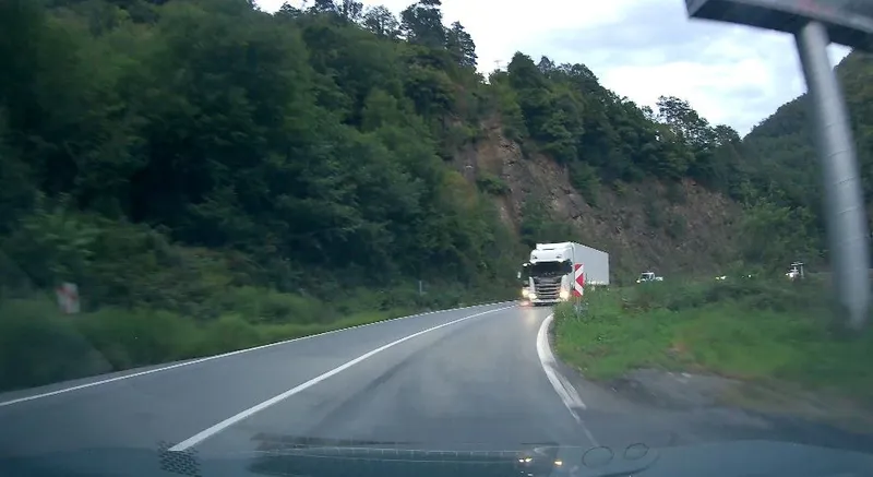 Artvin’de tırın hatalı sollaması faciaya davetiye çıkardı
