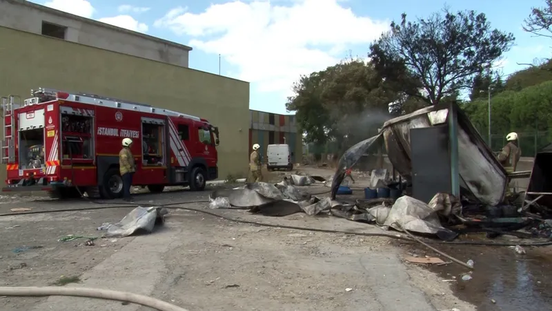Tüp bomba gibi patladı, çay ocağı alevlere teslim oldu
