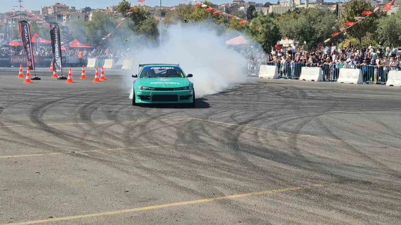 Drift şov: Asfalt eridi, lastikler yandı
