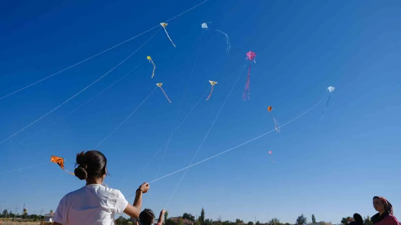 Karaman’da rengarenk uçurtmalar gökyüzünü süsledi
