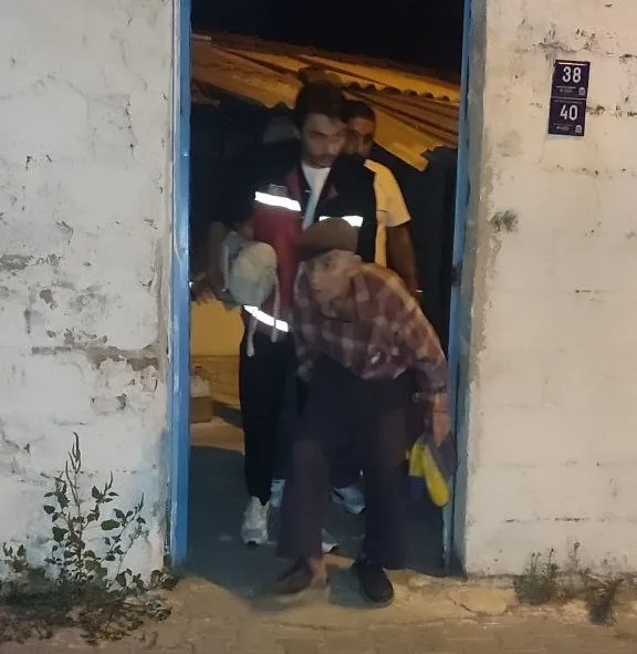 Vali Canbolat talimat verdi, 85 yaşındaki Durmuş amca huzurevine yerleştirildi
