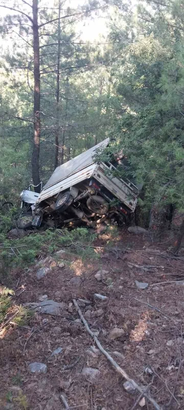 Kamyonet uçuruma yuvarlandı: 1 ölü
