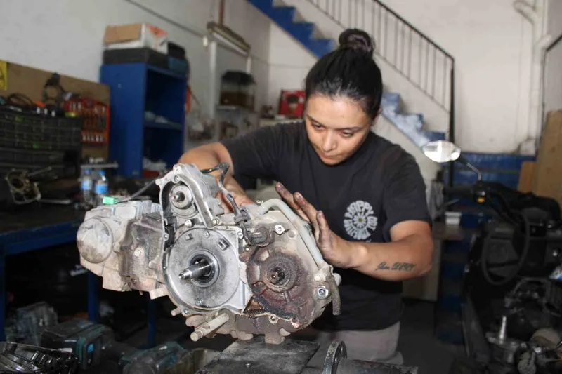 Çırak bulamayan eşine destek için başladı, motor ustası oldu
